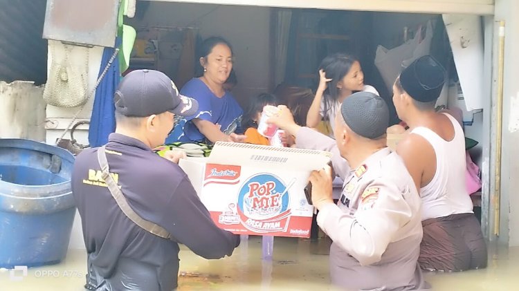 Polres Sampang Berbagi Sembako untuk Warga Terdampak Banjir